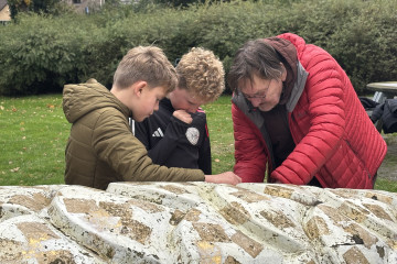 Kinderen restaureren kunstwerk 'Koekoeksklokgewicht'