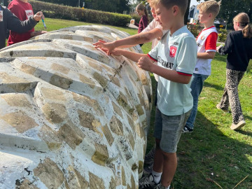Kinderen restaureren kunstwerk 'Koekoeksklokgewicht'