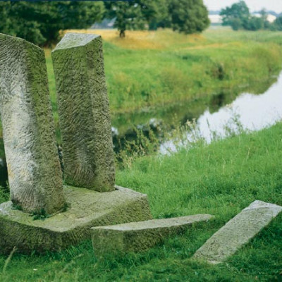 Figur gegen das Ufer